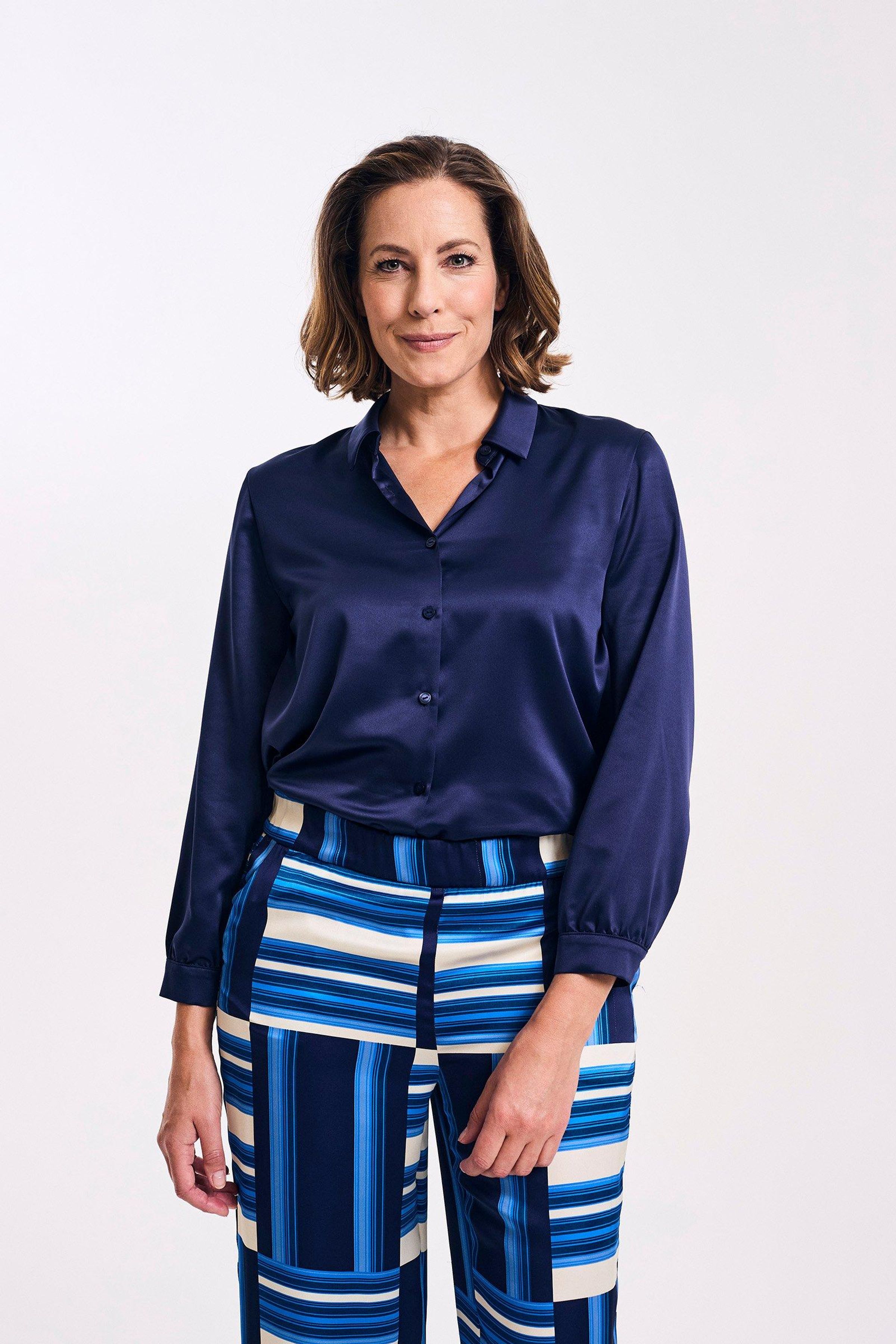 Hemdblouse in elastisch satijn - may