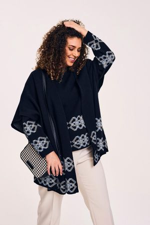 Gebreide cape met motief - may