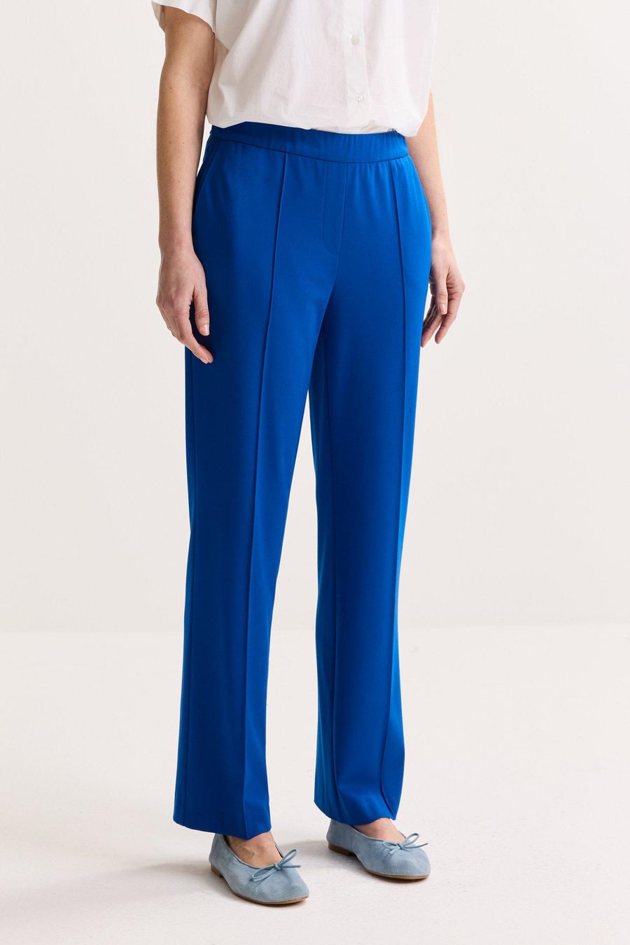Pantalon bleu vif porté