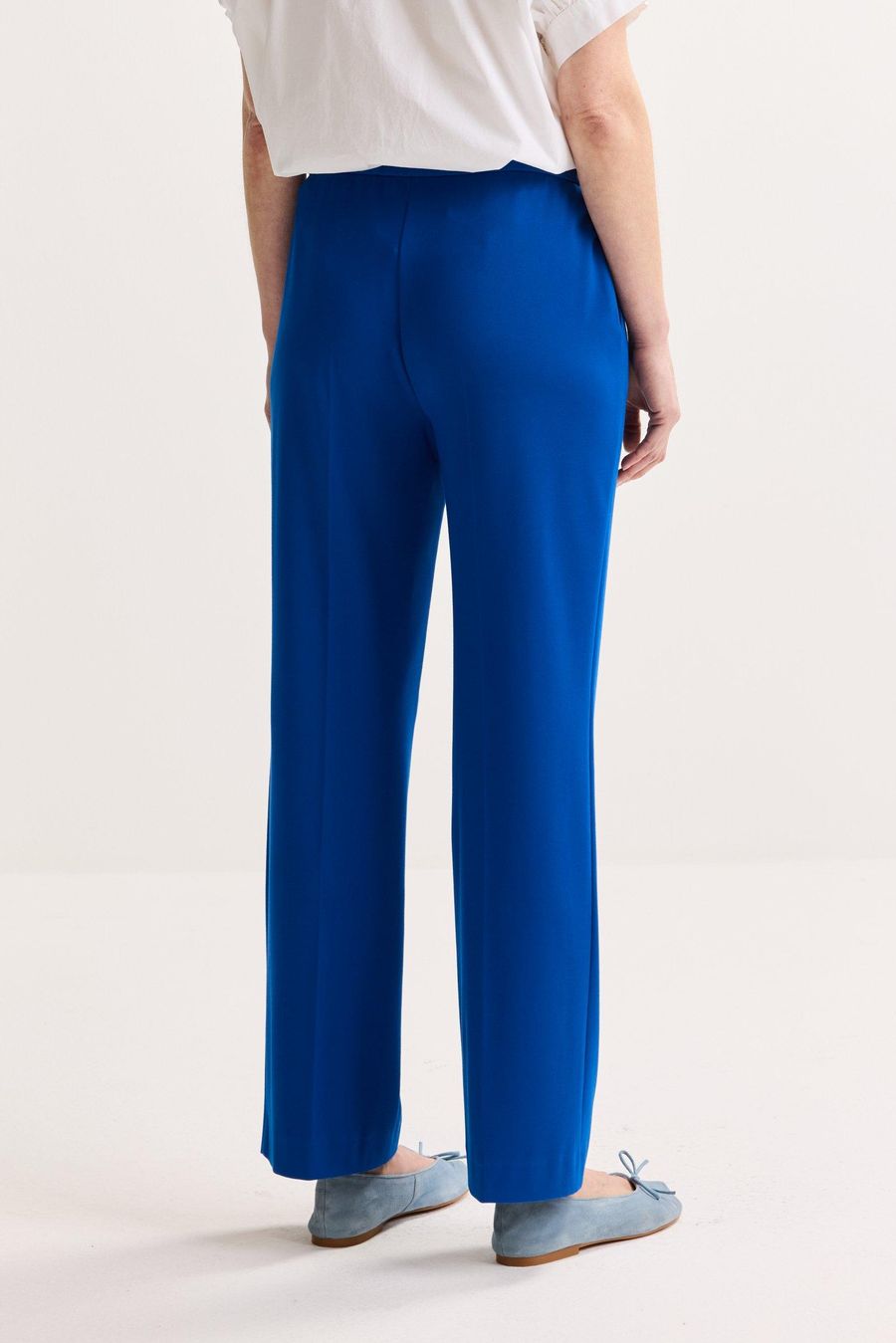 Pantalon bleu vif, vue de côté