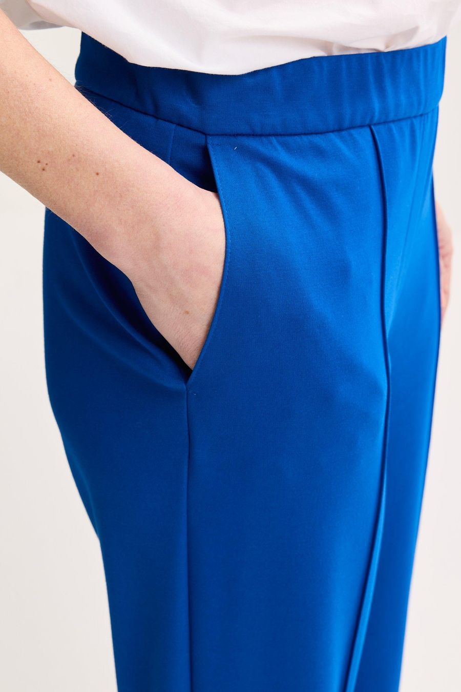Pantalon bleu vif, vue de dos