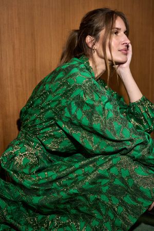 Blouse in gouddraadjacquard met aangefronst kraagje - may