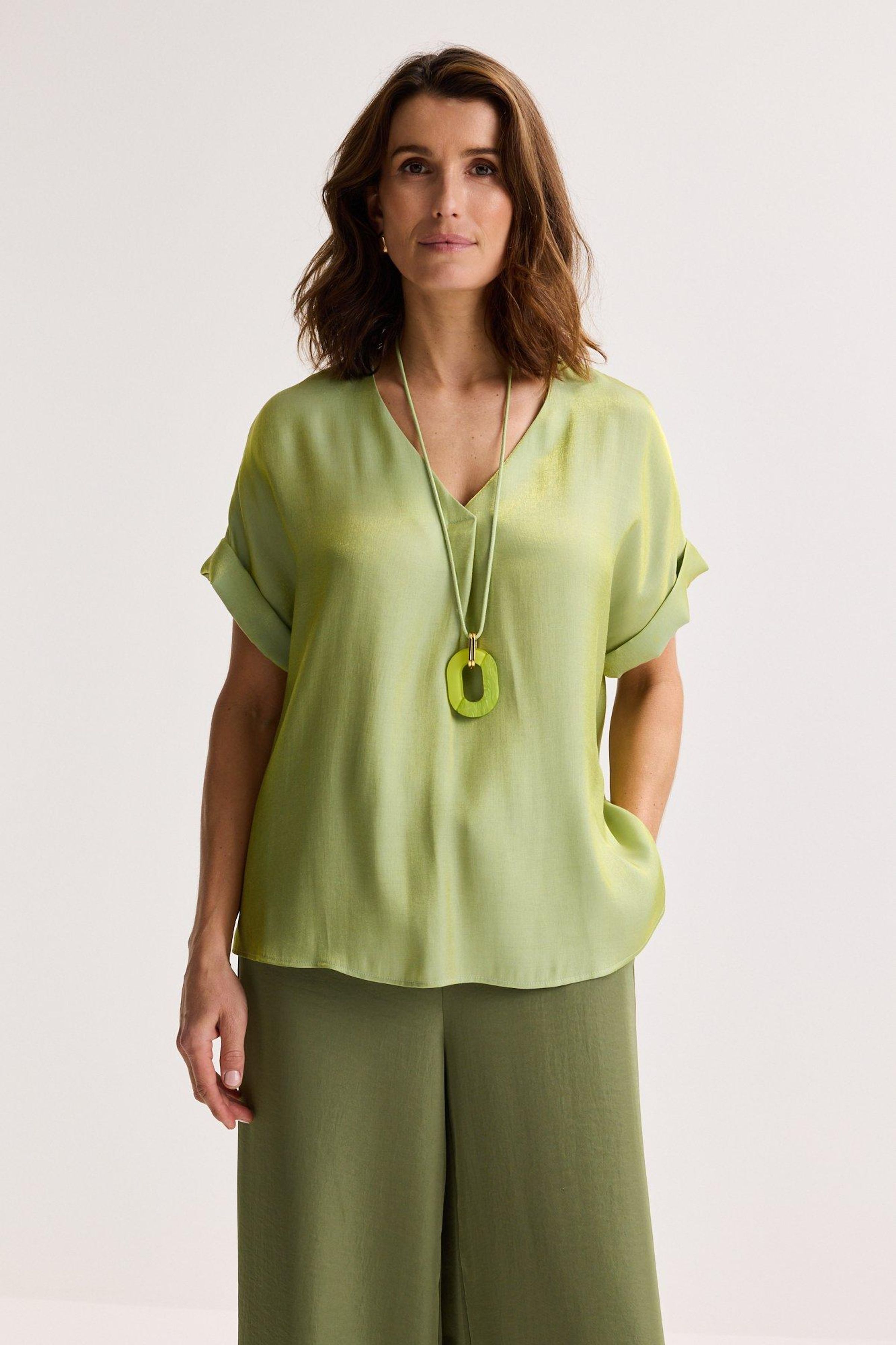 V-halsblouse in glanzend satijn - may