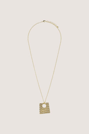 Collier avec pendentif cisel&eacute; - may