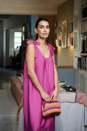 Robe &eacute;vas&eacute;e avec noeuds