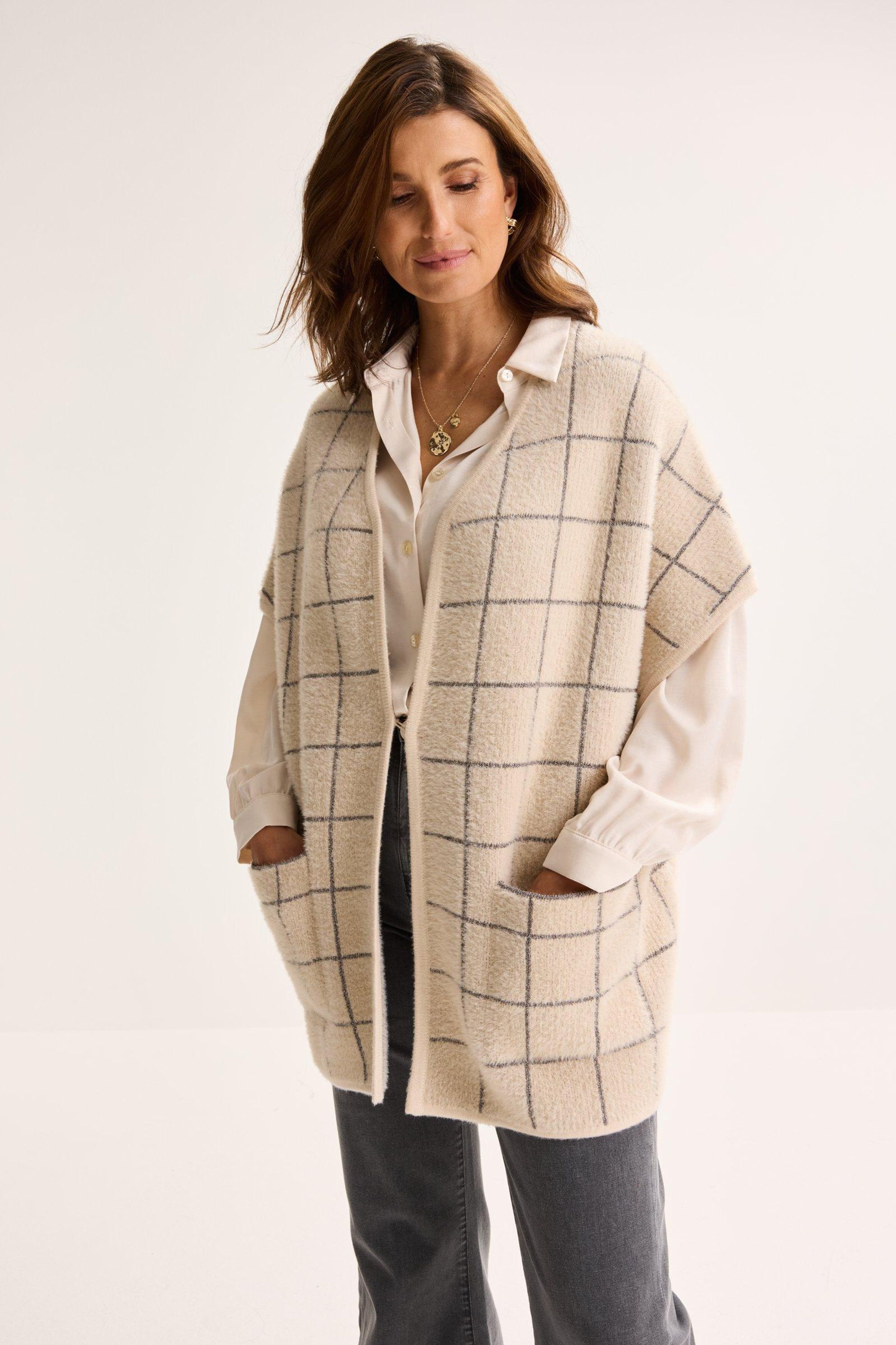Mouwloos jasje in tricot - may